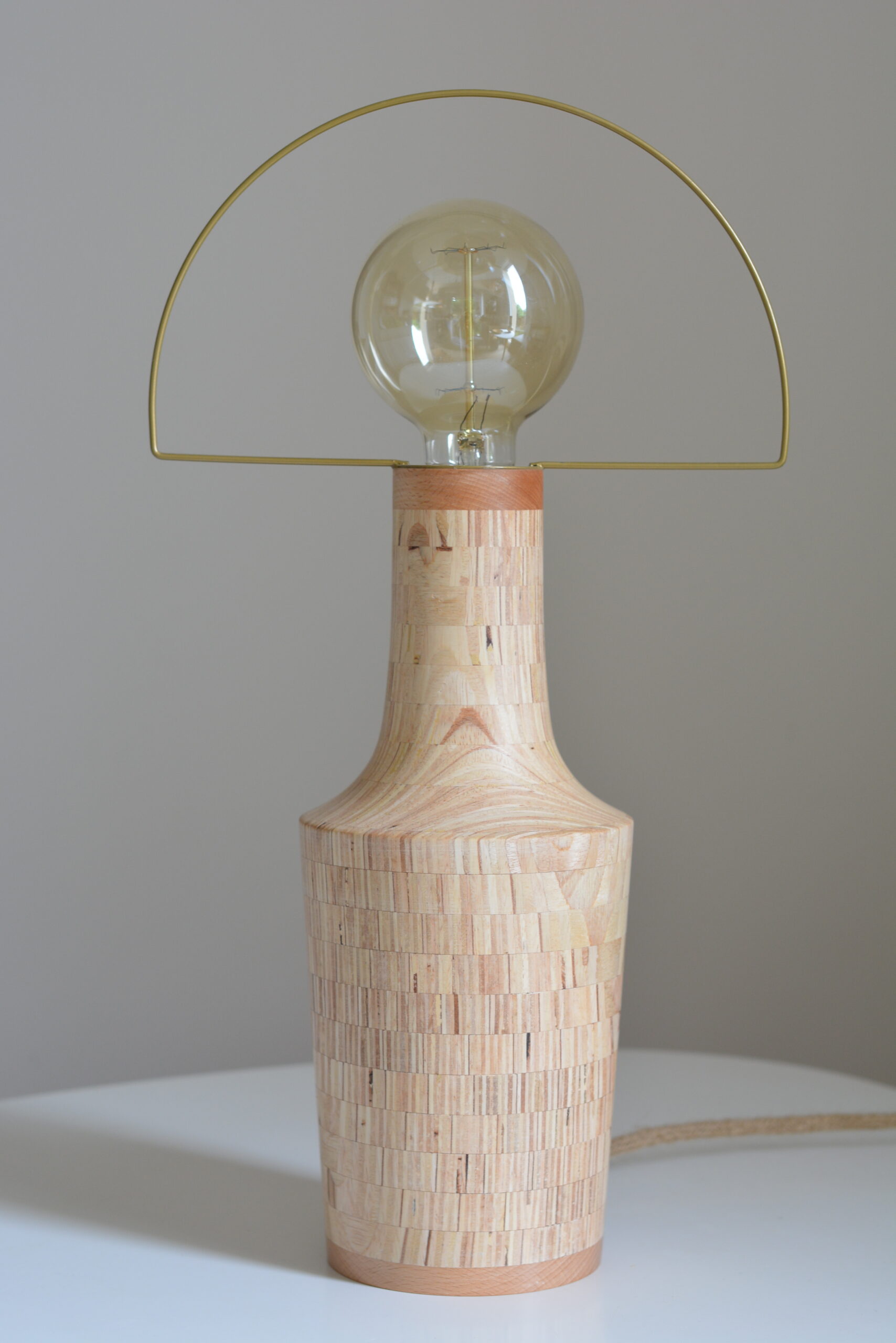lampe design en bois de contreplaqué tourné 